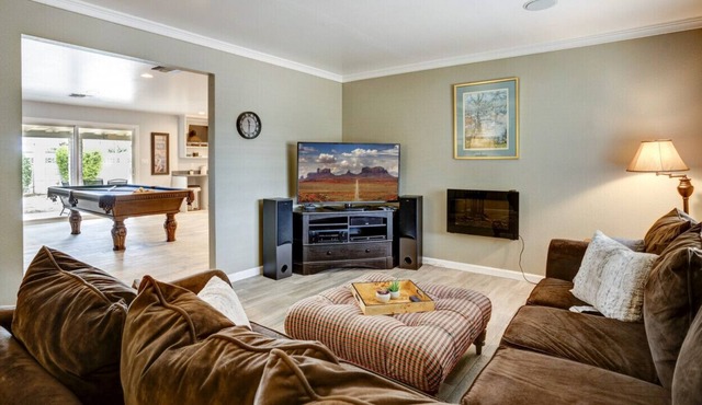 Cozy 3 bedroom, steps from Old-Town (sleeps 6)!