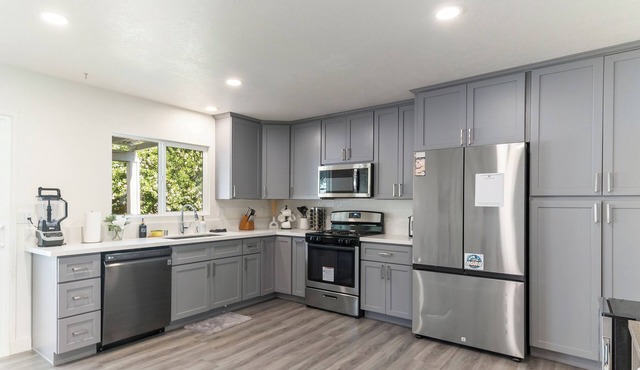 Cozy 4-Bedroom House in Charming Rancho Cucamonga With Lux Modern Finishes