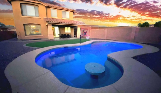 Cozy 5-Bedroom Oasis with a Pool