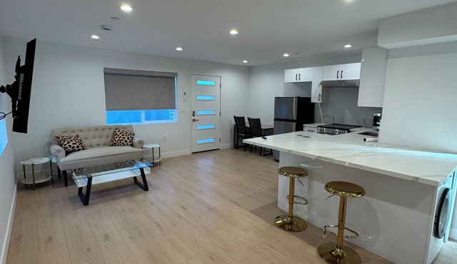 Cozy and Private Studio with Laundry and AC