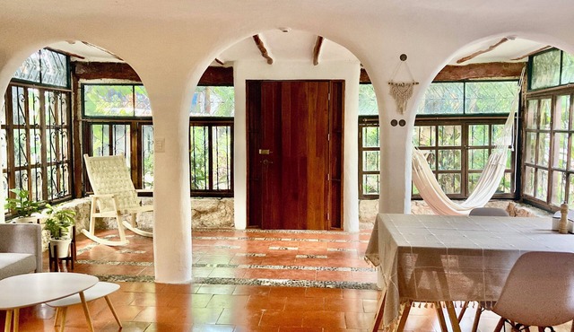 Cozy apartment in tropical villa surrounded by trees. Oasis in the city!