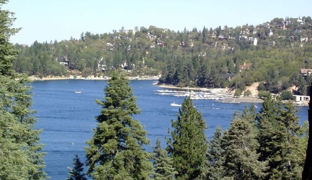 Cozy Cabin/Lake Views/Pool Table & Games/Deck & BBQ/10 Mins to Village + Park