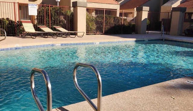 Cozy condo near MCC, pool, covered parking