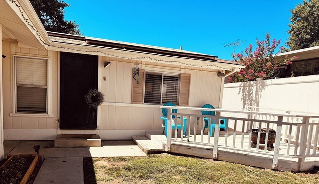Cozy cottage located minutes from LA.