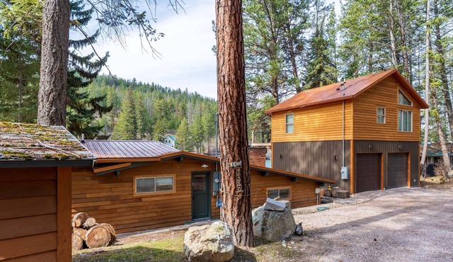 Cozy Flathead Lake Cabin | Private Dock & Kayaks