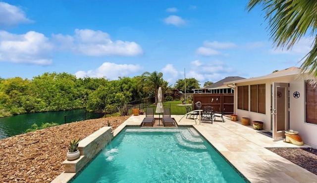 Cozy home on golf course with TV, hot tub spa & minutes to beach