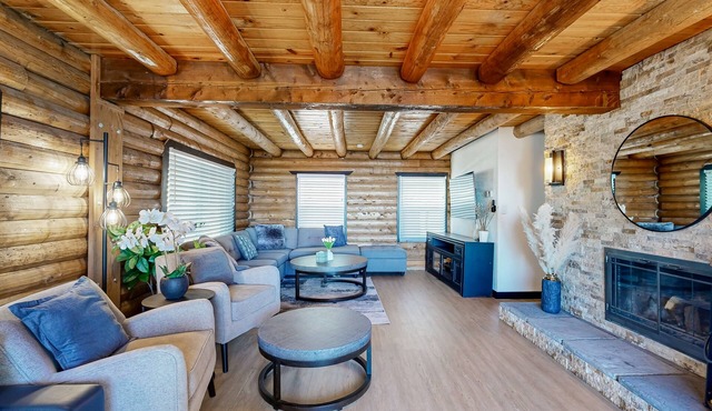 Cozy lodge, fire place, balcony, full kitchen, great views, wifi, parking
