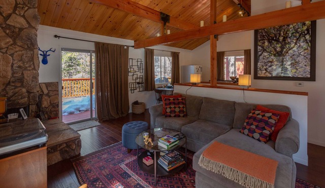 Cozy Mountain Getaway in Arrowbear Lake, minutes from ski resorts. Pet-Friendly!