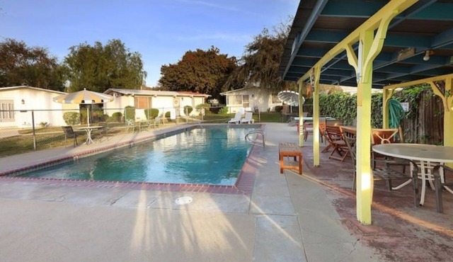Cozy Pool Side Cottage in Park like Setting.