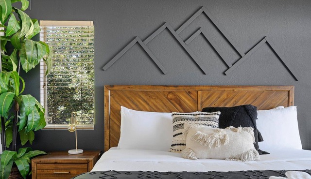 COZY QUINTESSENCE: VIEW OF CUBS FIELD + MORE