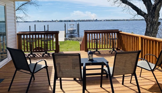 Cozy riverfront cottage with an amazing view, minutes from downtown New Bern.
