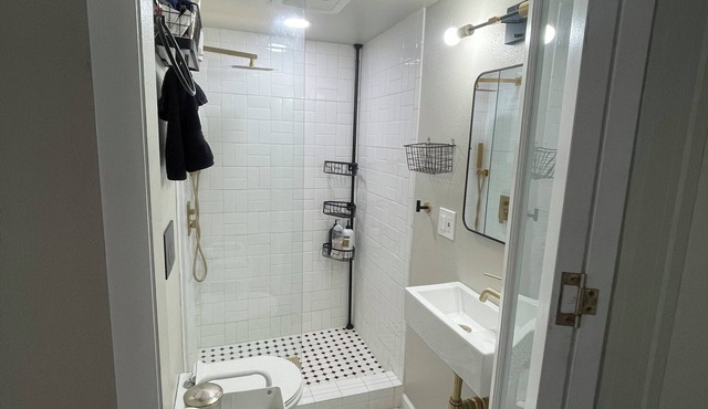 Cozy studio in phenomenal Los Angeles with WiFi, AC