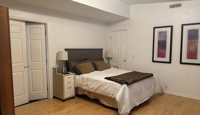 Cozy studio master bedroom and bath with Kitchenette, private entry in Calabasas
