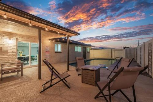 Cozy Warm Oasis-Heated Pool-Perfect location-Spring TRN