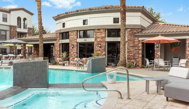 CozySuites Glendale by the stadium with pool 01
