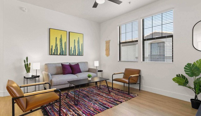 CozySuites Glendale by the stadium with pool! 15