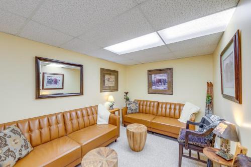 Crystal Lake Retreat Apt: Walk to Happy's Inn!