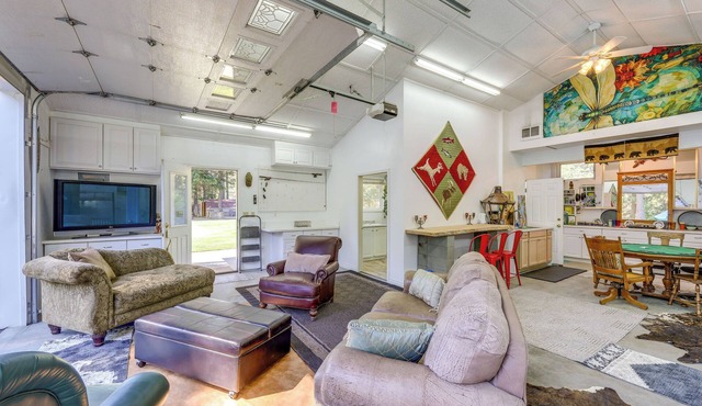 'Crystal Lake Retreat' Studio w/Outdoor Space!