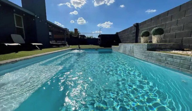 Cubs Stadium in backyard/Heated Pool/Dog Friendly