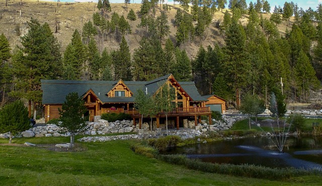 Custom Bitterroot Valley Cabin w/Hot Tub & Views!