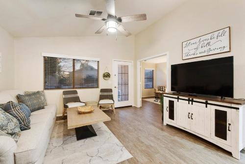 CUTE 3 bedroom home with outdoor kitchen, Sleeps 6