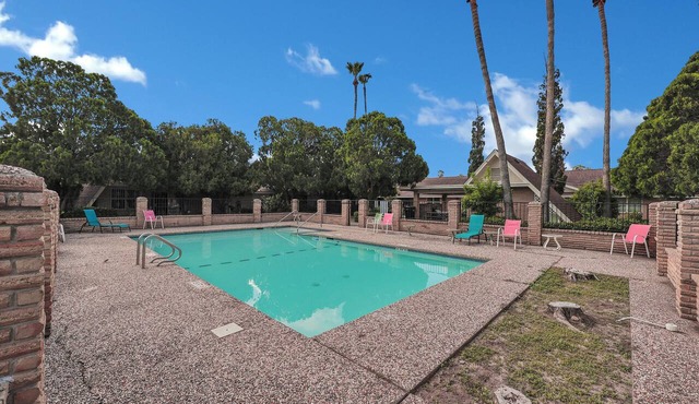 Cute, Comfy & Walkable 2/2 Condo Central McAllen