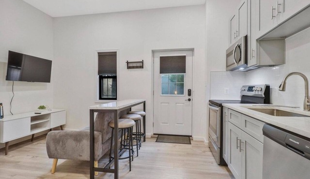 DC Flat, 2BR 1BA Chic
