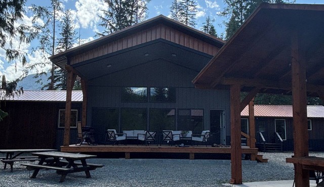 Delightful lodge with WiFi in the heart of Bull River- 5 bedrooms available,