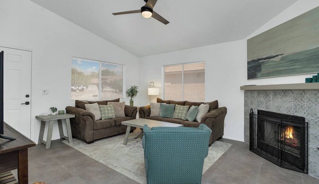 Delightful Vacation Home - Trails, Golf & Dining!