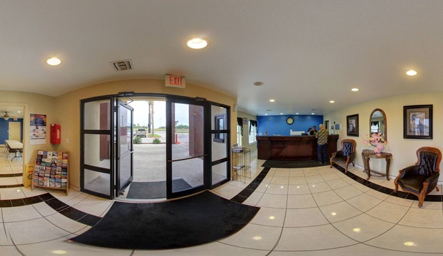Deluxe Inn & Suites
