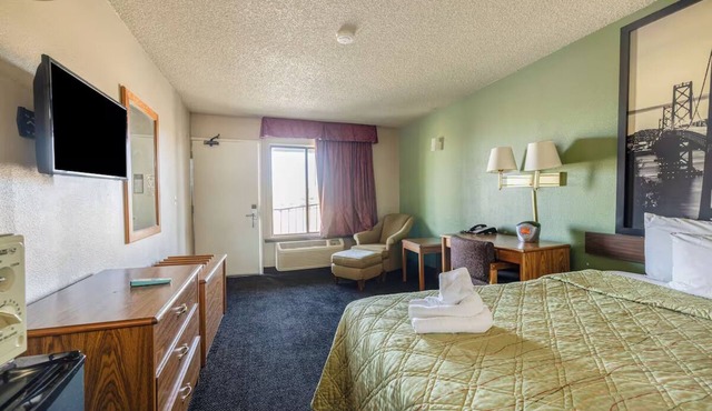 Deluxe King Bed Comfy Room Surrounded by Route 66 History in Barstow