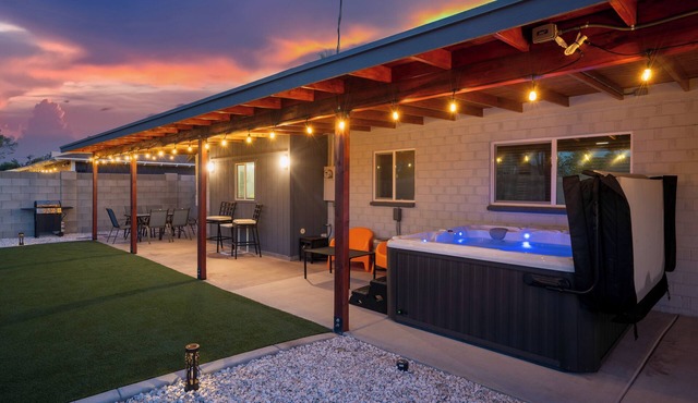 Desert Bloom l 5 min to Old Town l Hot Tub