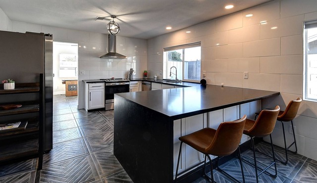 Desert Diamond 4 BR w/Pool & Spa by Cubs Staduim!
