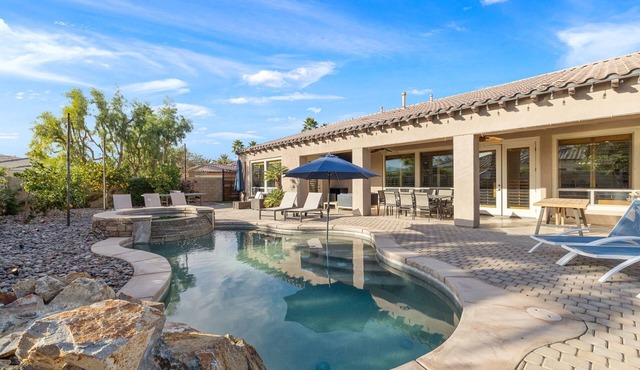 Desert Escape: Pool & Spa, Ping Pong Table, Putting Green, Pool Table, Fire pit and amazing Mountain Views.
