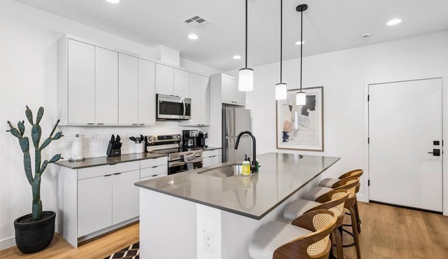 Desert Escape Townhome - Pool & Gym