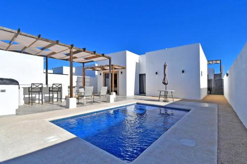Desert Luxury Villa Pool Rooftop Near Airport