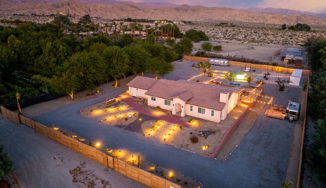 Desert Moon: Fenced Private Acre with Cowboy Pool, Spa, Sauna and Hammocks