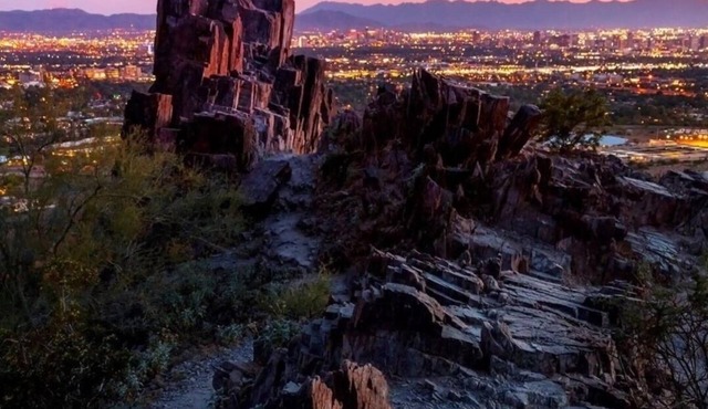 Desert Oasis- 4 Bedroom Family Friendly Mountainside Gem with Pool