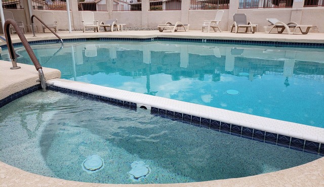 Desert Oasis, Quiet, resort amenities including hot tub! Across from the river.