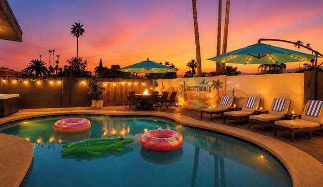 Desert Sol House - Scottsdale Home w/Pool, Hot Tub & Putting Green sleeps 14
