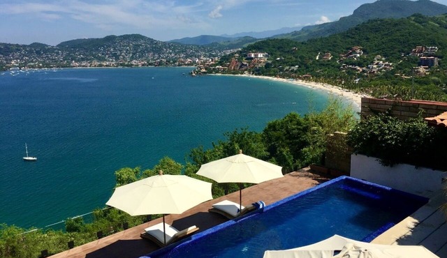 Design Beach House with spectacular view to Bahía de Zihuatanejo