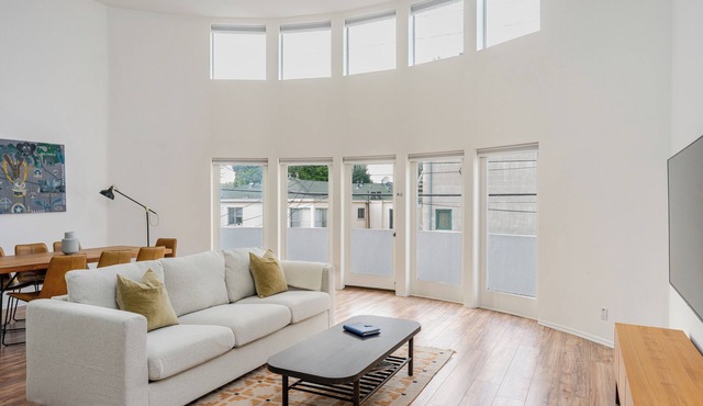 Designer Loft with parking 5min to the beach !