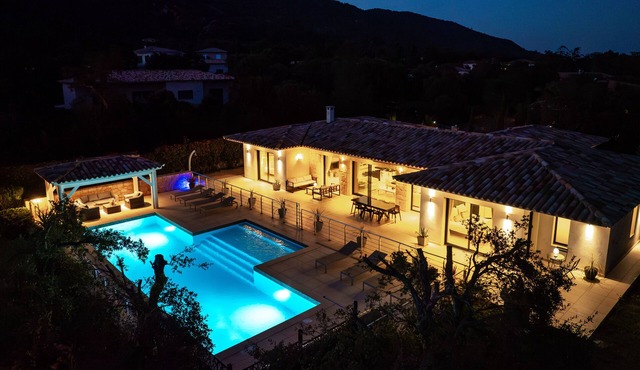 Detached single-storey villa * 4 master suites * heated swimming pool