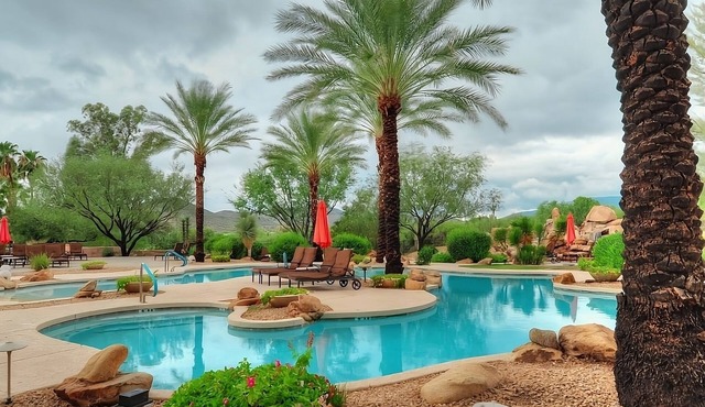 Discover Your Retreat! Full Kitchen, Swimming Pool, Free Parking!
