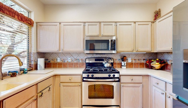 Dog-friendly home with pool, hot tub, tennis, gym, patio, on-site restaurant, AC
