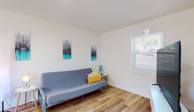 Dog-friendly & spacious coastal retreat with full kitchen - near parks & golf