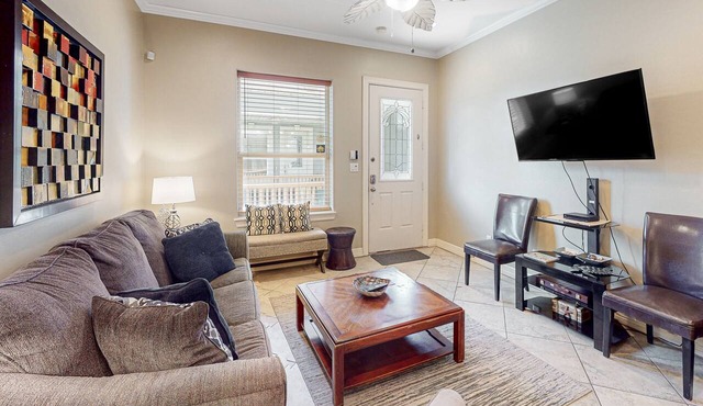 Dog-Friendly Modnern Condo Near Beach Access - Ocean Views & Shared Pool