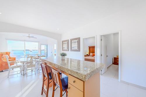 Dog-Friendly Villa with Heated Outdoor Pool, Hot Tub, Streaming, Balcony, Grill