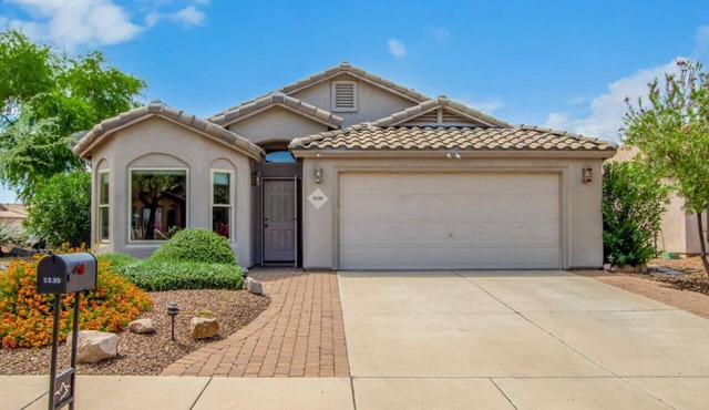 Dove Mtn home in nice neighborhood with pool. Close to golf, trails and dining