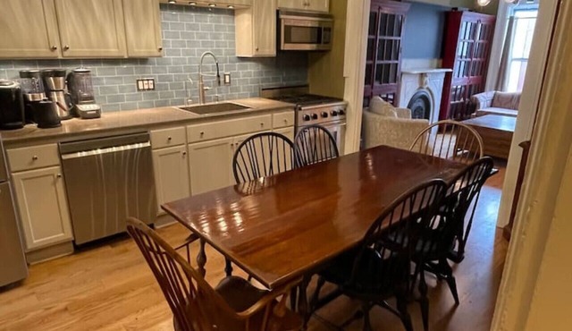 Downtown 3BR duplex full kitchen parking off i-787 in Albany